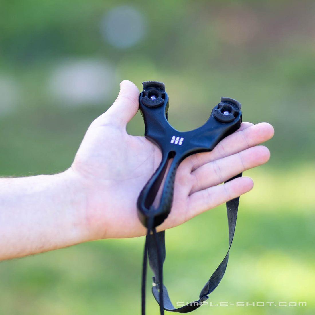 Axiom Ocularis PRO slingshot in gray with black flat bands, front view